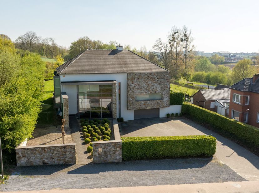 Gelegen aan de Maastrichterstraat in Bilzen, biedt deze uitzonderlijke villa een oase van luxe en rust op een perceel van ca. 15.000 m². De ligging co