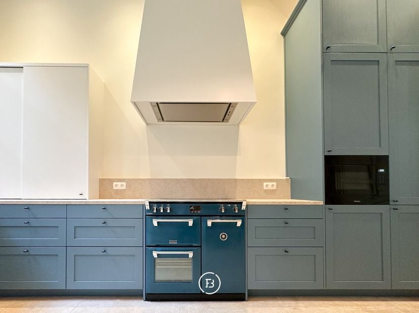 Bent u op zoek naar een unieke, instapklare woning (147 m²) die charme en modern wooncomfort combineert? Dan is deze uitzonderlijke 18de-eeuwse woning