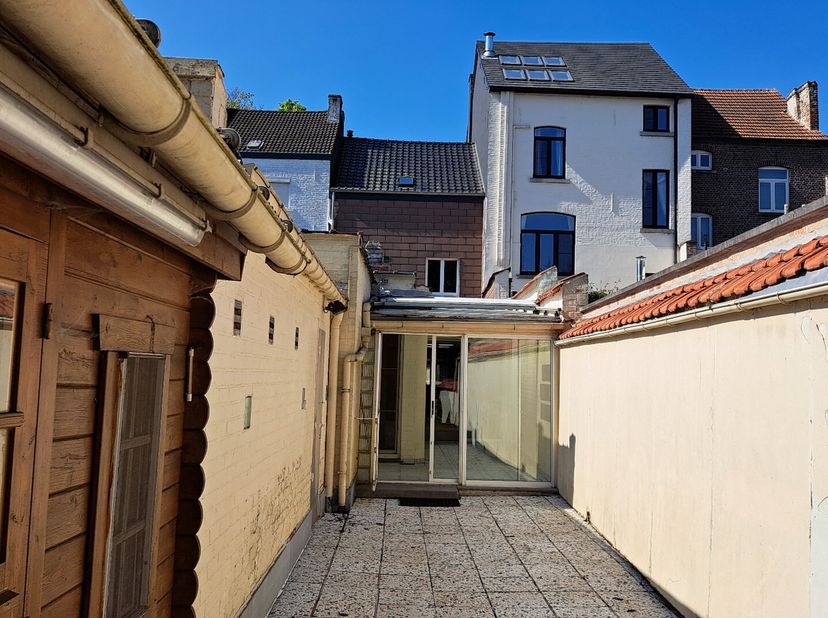 Pal in het centrum tegenover het stadspark en nabij de Grote Markt ligt deze mooie burgerwoning op een perceel van 2a 90ca met aangename stadstuin met