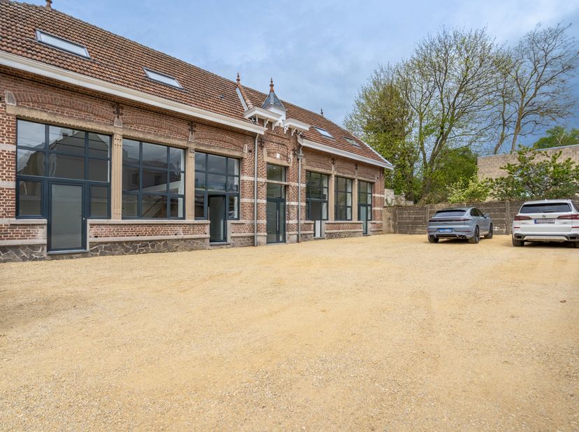 Nichée dans une ancienne école pleine de charme, cette superbe maison entièrement rénovée en 2025 allie caractère et modernité dans un cadre unique. D