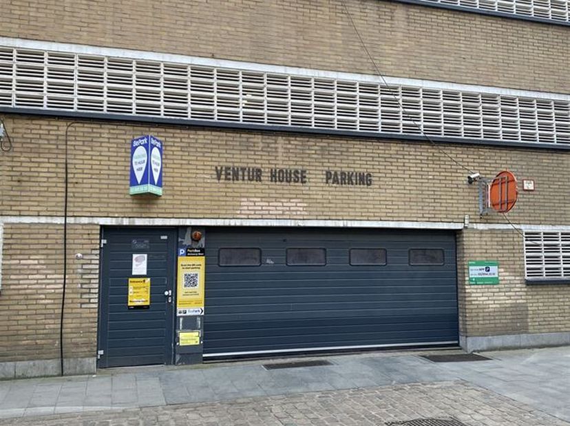 Autostaanplaats te koop in centrum Antwerpen&lt;br /&gt;
Ligging: Dit garagecomplex is ideaal gelegen in het hart van Antwerpen, aan de Korte Klarenstraat,