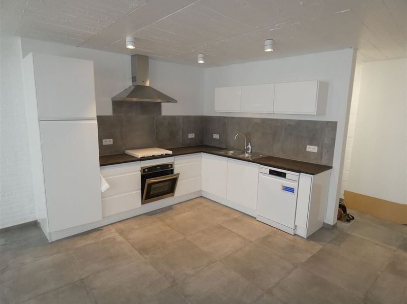Superbe triplex 2 chambres, entièrement rénové, sis en plein coeur de Péruwelz.&lt;br /&gt;
Le bien, situé dans une petite résidence de 3 unités, comprend :