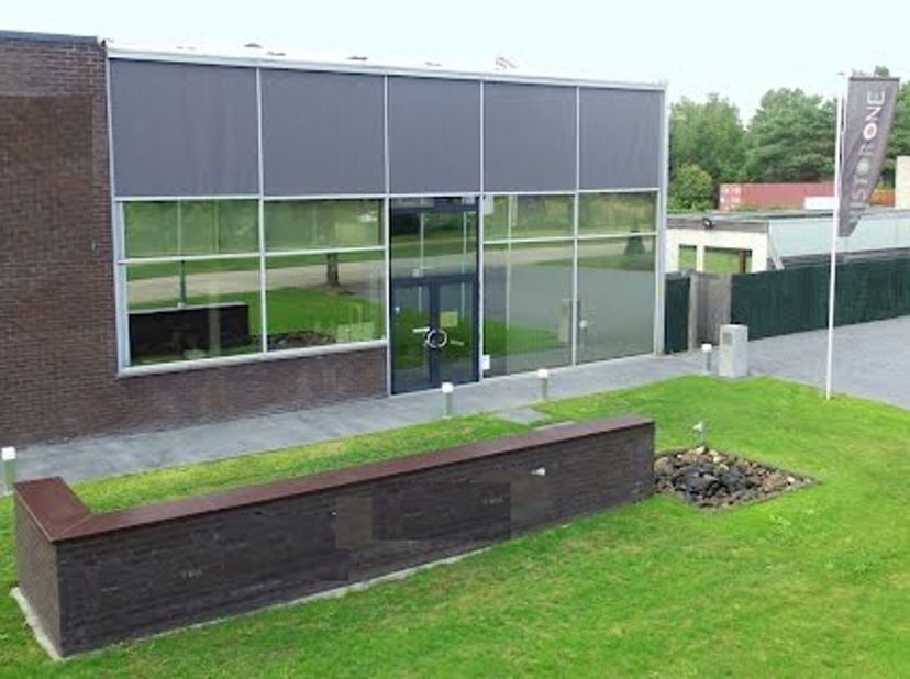 Bedrijfspand te koop met woonst regio Limburg.Bedrijfspand bestaat uit een magazijnruimte van ca 470m2, kantoorruimte van ca 150m2 en een woonst van c