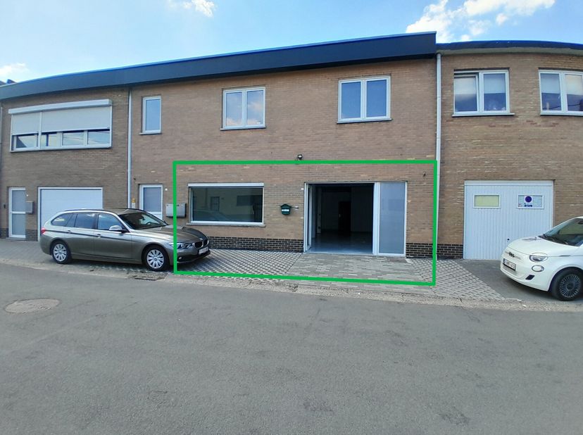 COMMERCIEEL ZEER GUNSTIG GELEGEN BEDRIJFSPAND (GELIJKVLOERS) VAN 100m² IN GENK.&lt;br /&gt;
EXTRA INFORMATIE&lt;br /&gt;
- Maandelijkse huurprijs: 850 EUR.&lt;br /&gt;