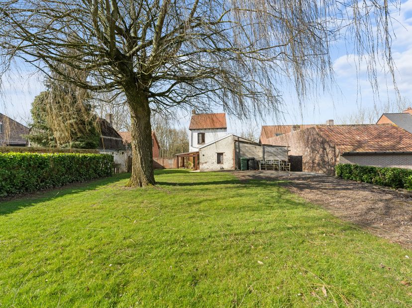 Op zoek naar een renovatieproject met eindeloze mogelijkheden? Deze woning, gelegen in het centrum van Kemmel, biedt alles wat je nodig hebt om jouw i