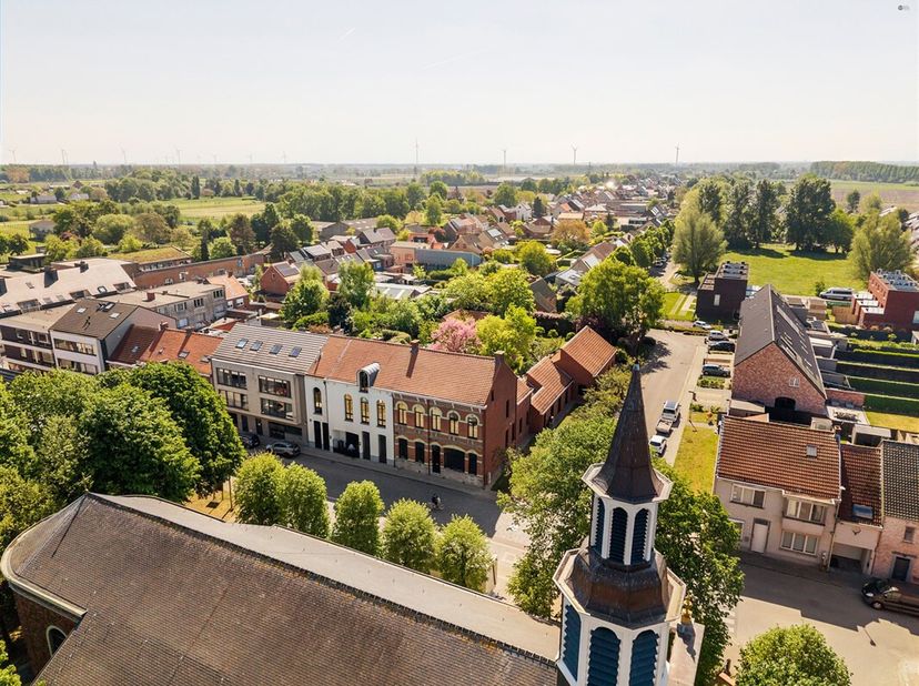 Stijlvolle en hoogwaardig afgewerkte villa met bijgebouw op fantastische locatie op perceel van 1784 m²&lt;br /&gt;
Deze eigendom baadt in licht en ruimte,