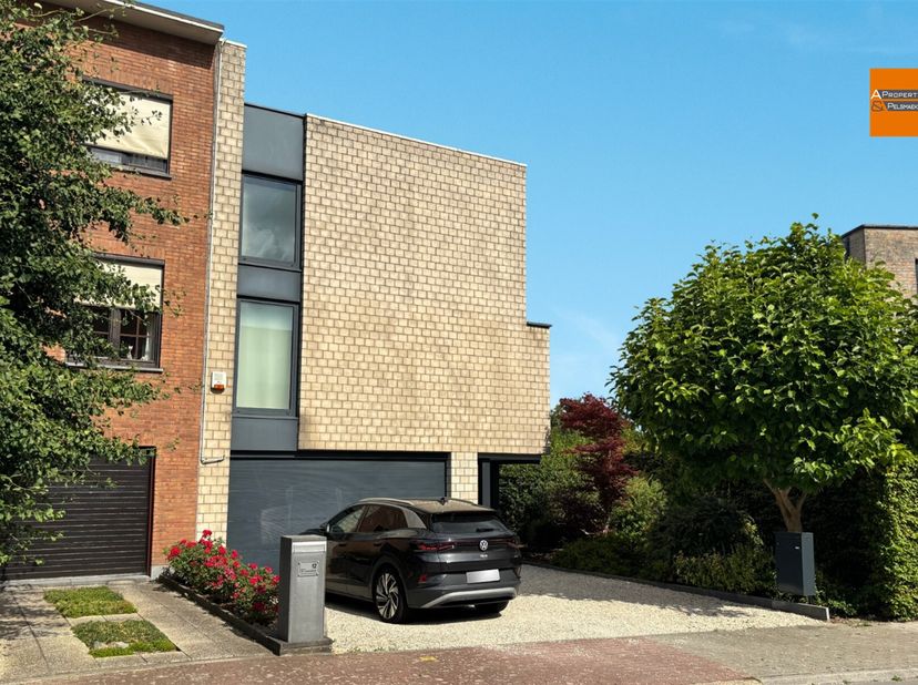 Unieke kans! Instapklare bel-etage met 4 slaapkamers, tuin én prachtig uitzicht.&lt;br /&gt;
In een rustige, residentiële wijk en doodlopende straat wacht d