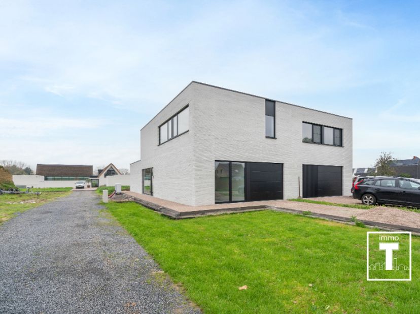 Deze moderne halfopen BEN-woning situeert zich op een zeer landelijke ligging te Oosterzele, dit op een perceel van 584 m². De hedendaagse architectuu