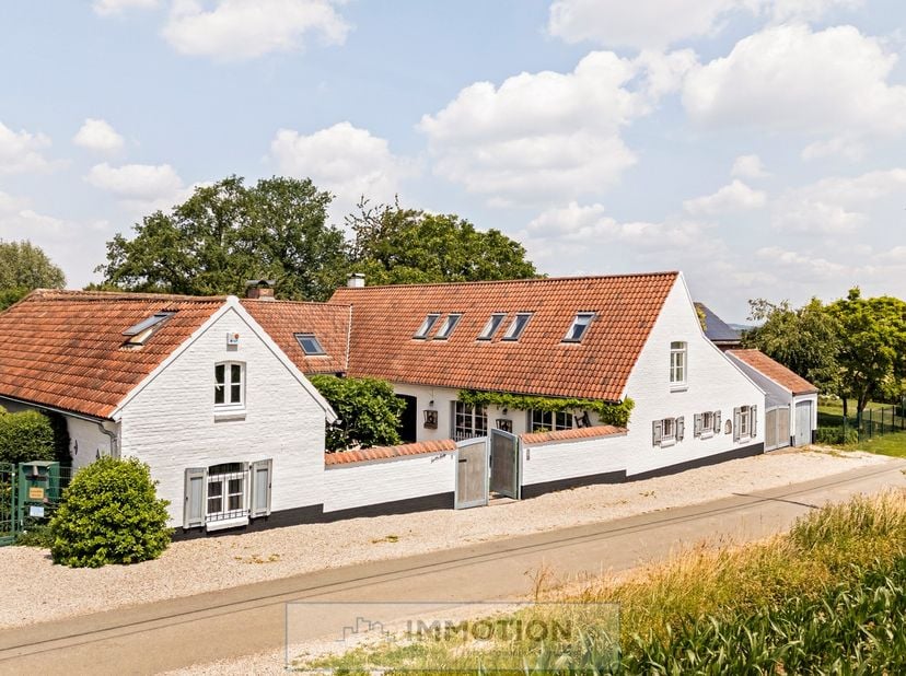  Authentieke landelijke woning in het hart van het Pays des Collines – pure rust en charme op 4000 m²&lt;br /&gt;
In het glooiende en schilderachtige landsc