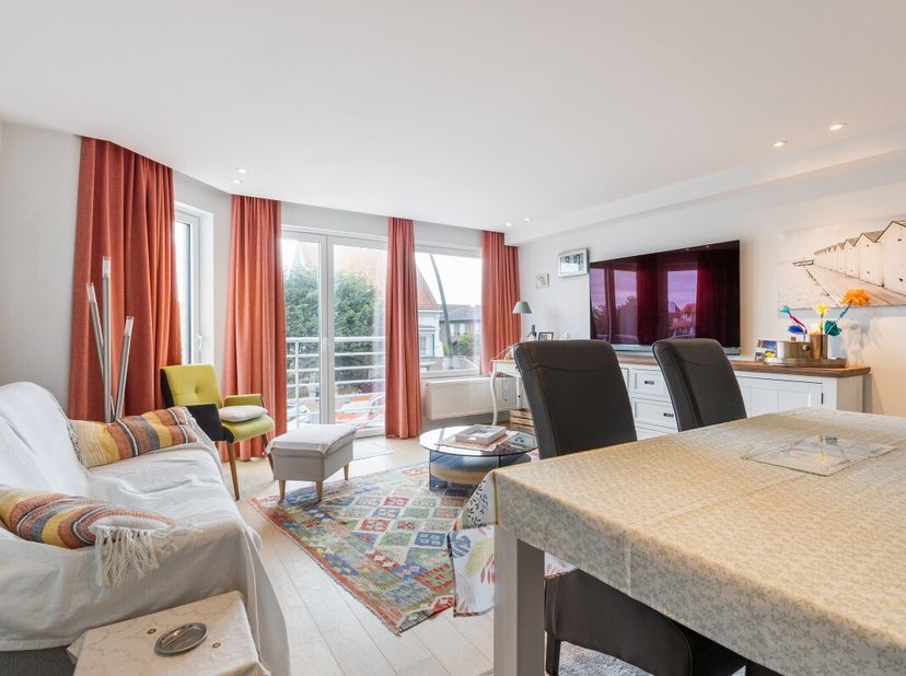 Koksijde : Ontdek dit prachtig gerenoveerde appartement, ideaal gelegen in het bruisende centrum van Koksijde-Bad, op wandelafstand van het strand, wi