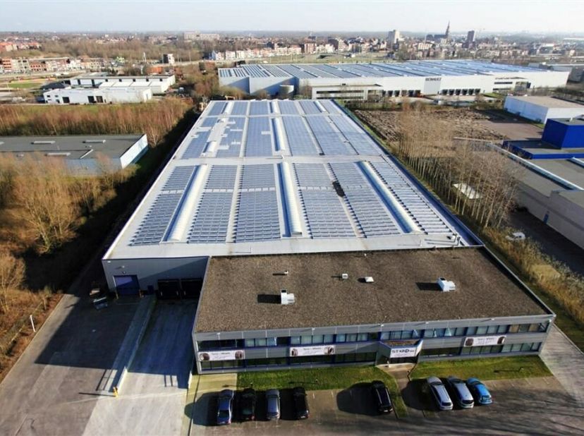 Logistiek gebouw gelegen aan de afrit &#039;Boom&#039; van de A 12 Brussel-Antwerpen.