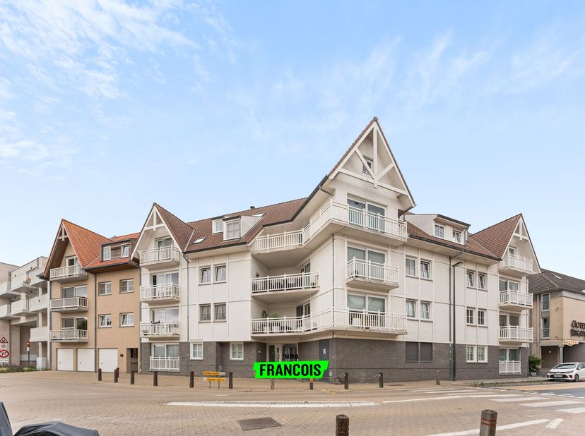 Près du centre de De Haan, le long de la Nieuwe Steenweg, vous trouverez cet appartement prêt à emménager et contemporain avec deux chambres, situé au