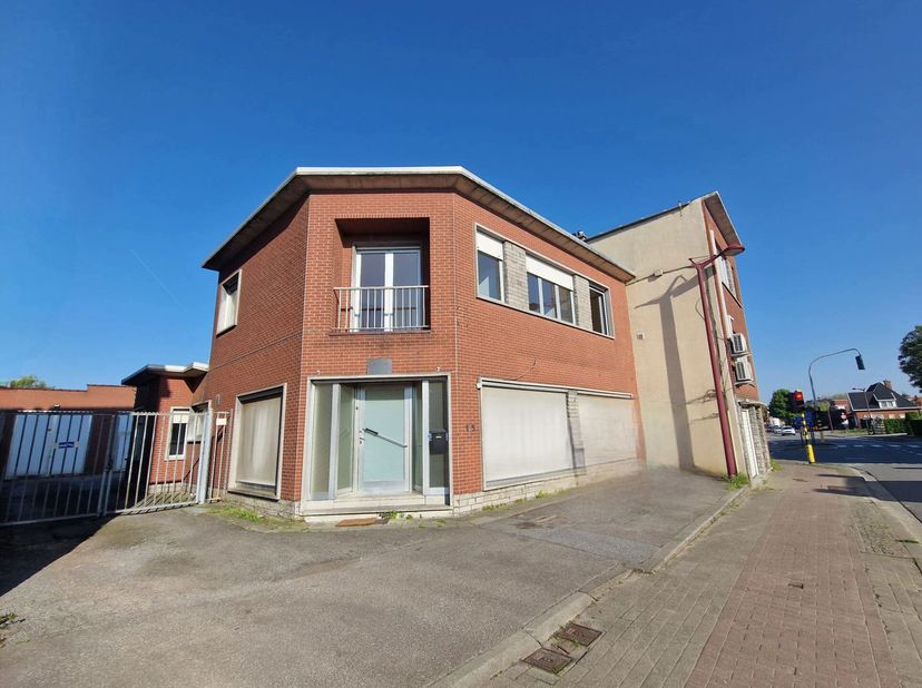 Maison avec entrepôt à vendre au centre de Perk&lt;br /&gt;
Située dans un emplacement central à Perk, cette maison avec 4 chambres et un spacieux entrepôt