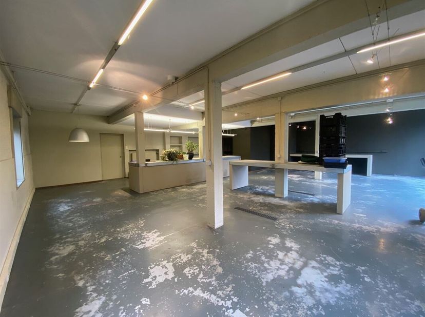 Deze bedrijfsruimte/werkplaats van 118 m² ligt aan de ingang van het dorp Chapelle-à-Wattines, op minder dan 5 minuten van het station van Leuze-en-Ha