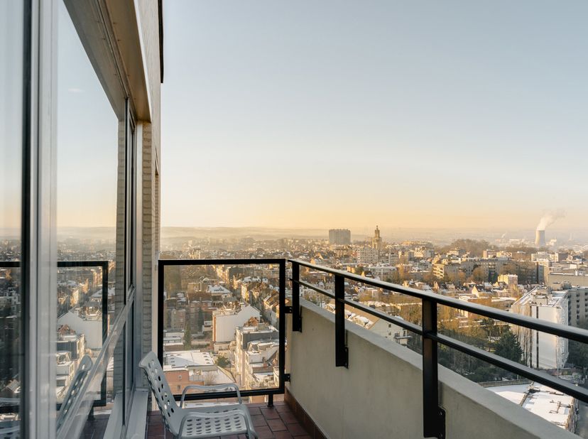 Niché au 20 ème et dernier étage de l&#039;iconique tour Albert, conçue par larchitecte Jacques Cuisinier, ce penthouse de ± 200 m² n&#039;est ni plus ni moins