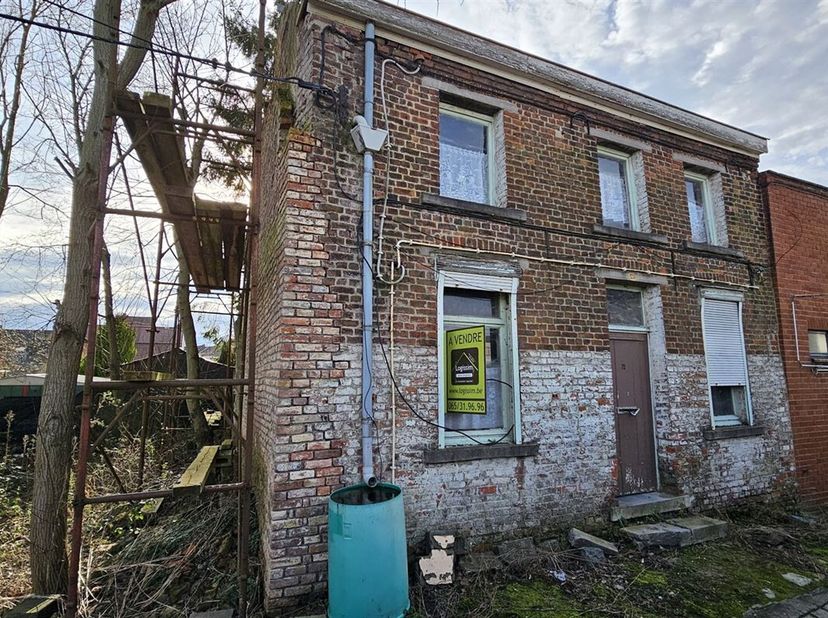 SOUS OPTION - PLUS DE VISITE -  Prix: 28.500 euros,  frais d&#039;agence non inclus et à charge de l&#039;acquéreur.&lt;br /&gt;
Maison à restaurer complètement compr