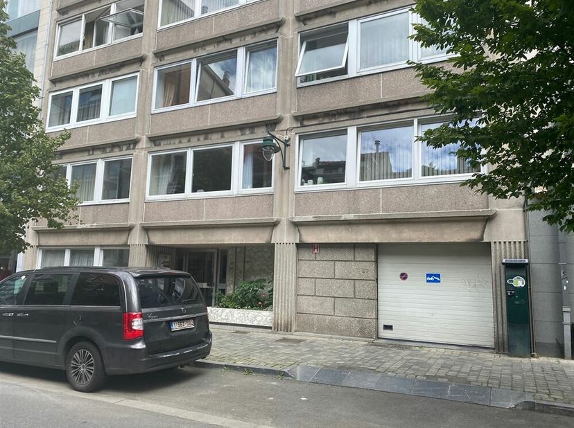 Lot de 10 emplacements de parkings dans un immeuble d&#039;appartements.&lt;br /&gt;
Super bien situé dans le quartier CEE et tout près de l&#039;immeuble Berlaymont.