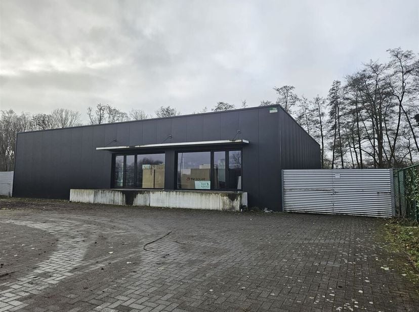 Multifunctioneel bedrijfsgebouw van ca. 210 m² op een zichtlocatie.&lt;br /&gt;
Volledig vernieuwd en stijlvol magazijn/atelier met toonzaal of kantoren en
