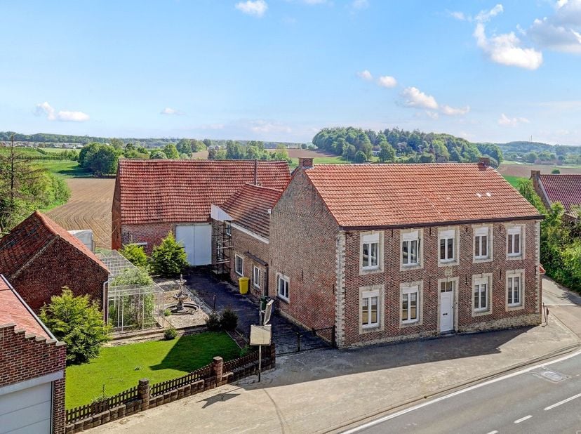 Maison individuelle de caractère avec dépendances, grange et cour située à Binkom, sur un terrain de 16a 42ca.Faites une visite virtuelle du bâtiment