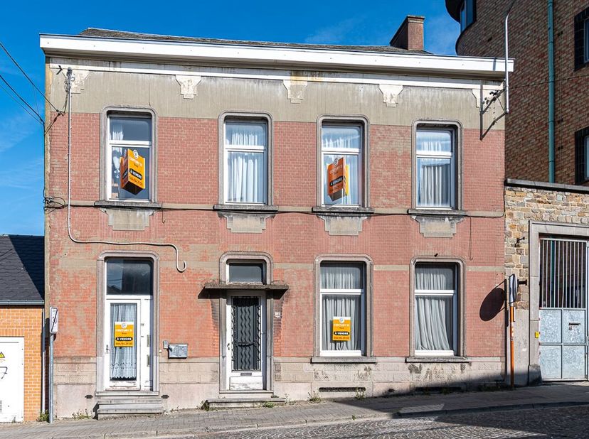 Venez visiter cette grande maison bourgeoise avec deux entrées sur 1 ares 77ca , idéale pour grande famille ou possibilité d&#039; y faire un immeuble de r