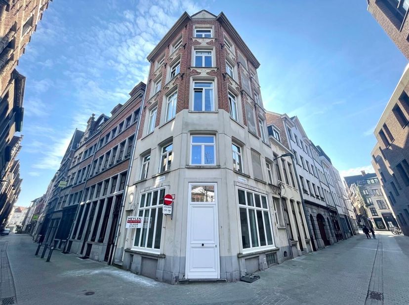 Gelijkvloers appartement in hartje Antwerpen! &lt;br /&gt;
Ligging: Gelegen op toplocatie op de hoek van de Zwartzusterstraat - Korte Doornikstraat nabij he