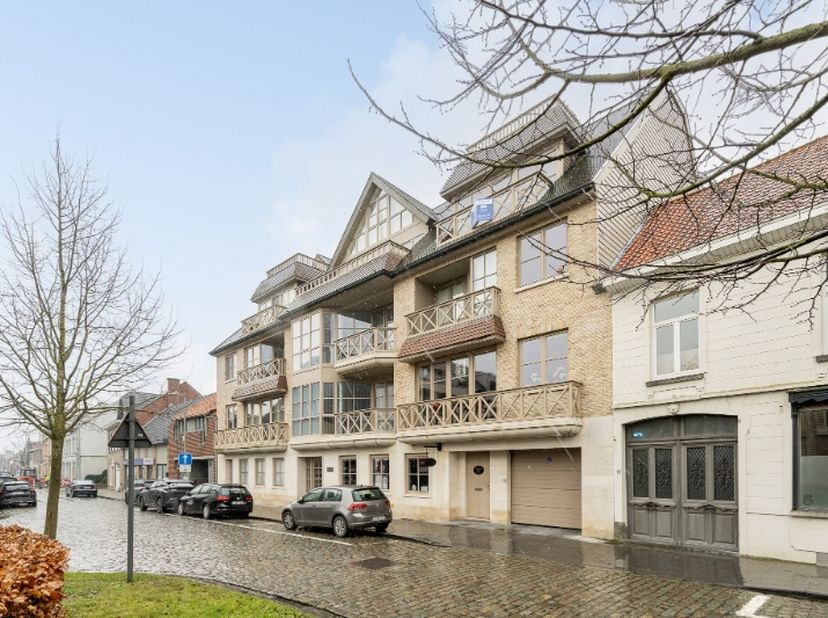 Dit stijlvolle en ruim ingedeelde duplexappartement is gelegen in het hart van Oostnieuwkerke, op een toplocatie vlak bij de kerk, winkels en scholen.