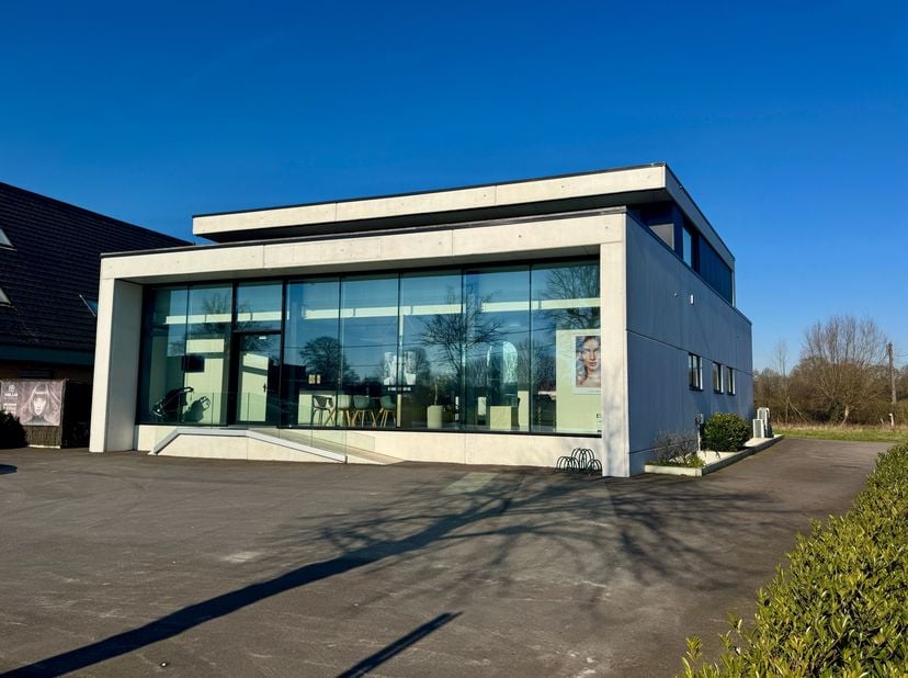 Êtes-vous à la recherche d&#039;un espace commercial polyvalent avec de nombreuses possibilités à Zedelgem ? Ce vaste bâtiment économe en énergie offre une