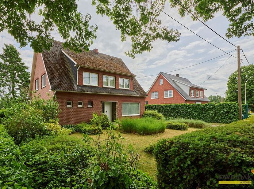 Bienvenue dans cette charmante maison située à Leopoldsburg. Cette maison spacieuse dispose de quatre chambres à coucher et d&#039;un terrain généreux de 1