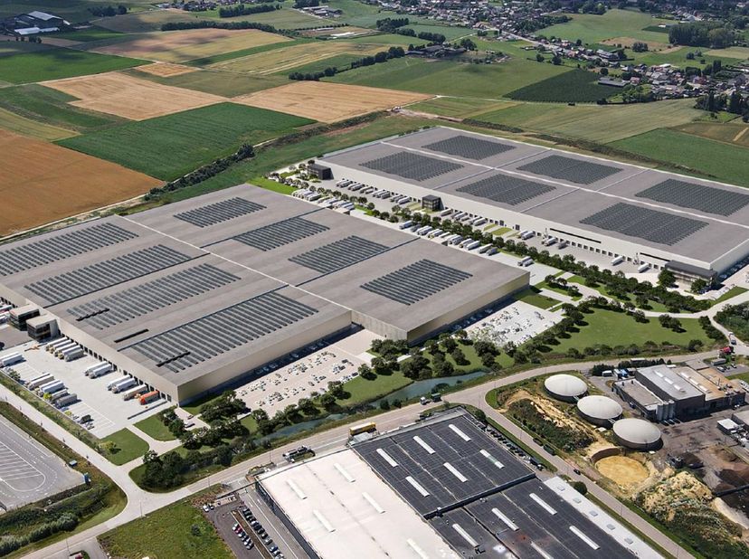 Uitstekend gelegen logistieke loods met een oppervlakte van 16.000 m² (en een mezzanine van 2.777 m²) in combinatie met een kantoorruimte van 525 m² t