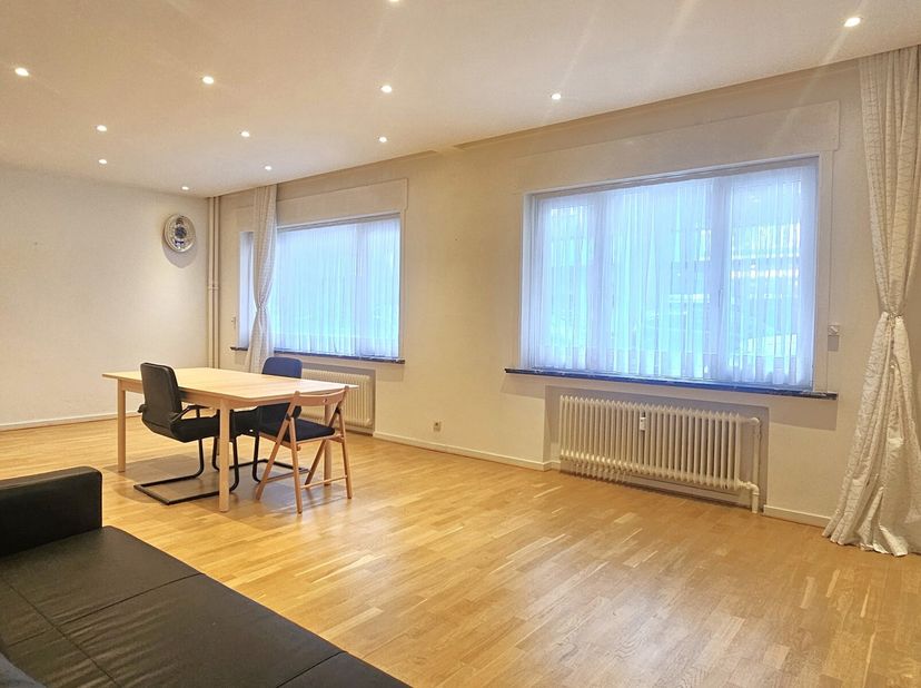 EU/Proche du Parc Leopold. Beau rez-de-chaussée très bien entretenu dans une copropriété de standing. Il développe une superficie d&#039;environ 95m² et se