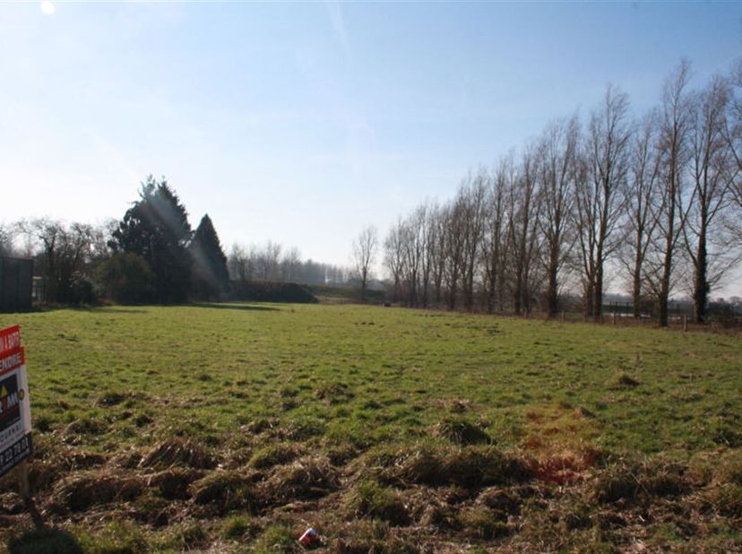 Très beau terrain sis au coeur du village de Fontenoy sur 33 ares 76 centiares, à 2 minutes de lE42. &lt;br /&gt;
Façade : 26 mètres.&lt;br /&gt;
Note : le vendeu