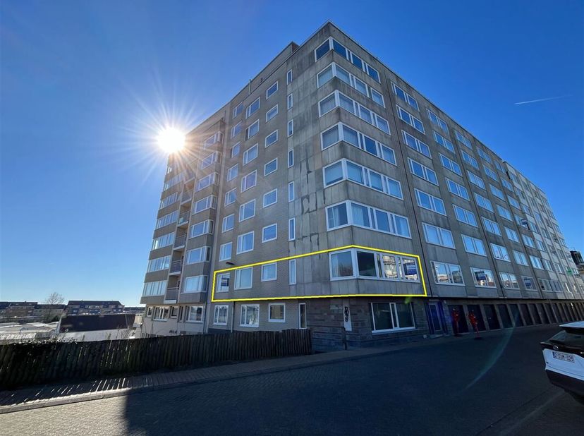 Ontdek dit ruime hoekappartement van 135m² op de eerste verdieping aan de Cyriel de Grootelaan 40, Middelkerke, met een zicht op de duinen en overvloe