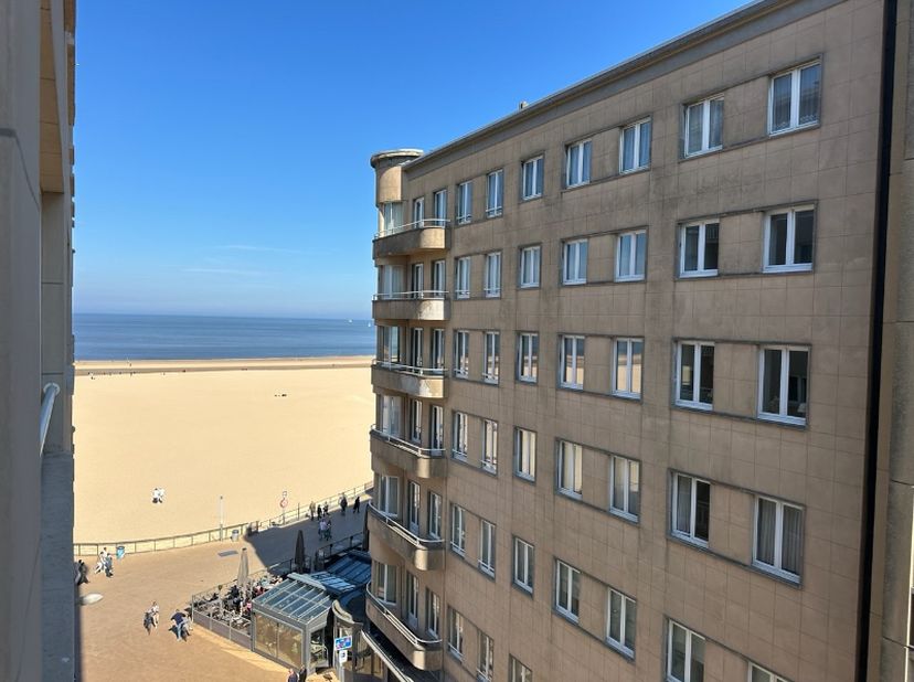 Het resultaat van deze complete make-over is INDRUKWEKKEND - dit royale 2 slpk app. (90m2) werd de laatste maanden tot op het bot gerenoveerd dmv kwal