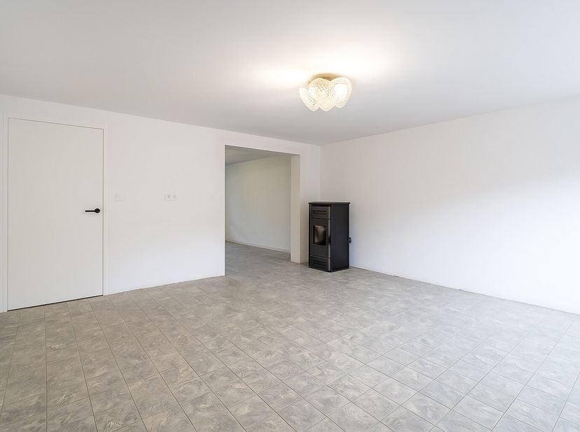 Dit appartement bevindt zich op een uitstekende locatie vlakbij het centrum van Kuurne. In het appartement werden al grote werken uitgevoerd zoals her