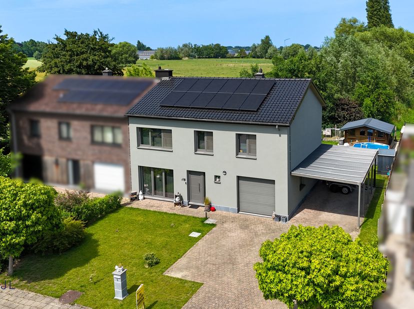 Deze ruime en recent gerenoveerde woning bevindt zich in een rustige, doodlopende straat, omringd door groen, en beschikt over een zeer praktische ind