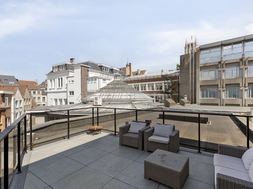 Cette maison unique est située dans le Borreputsteeg. L&#039;emplacement est certainement un atout: vous vivez ici dans le cur animé de Gand, à quelques mi