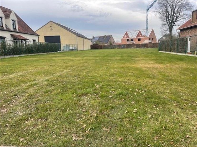 Bouwrijp lot bouwgrond (1.766,57 m2) voor open bebouwing gelegen nabij het centrum van De Pinte, op wandelafstand van winkels, scholen en station (rec
