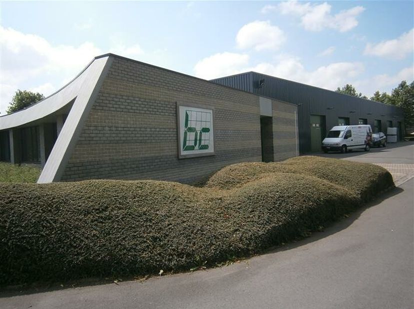 Bureau avec services à louer dans un centre d&#039;affaires à Roeselare-Beveren.&lt;br /&gt;
Actuellement, il y a des bureaux de 24 et 48m² disponibles.&lt;br /&gt;
Id