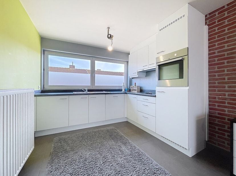 Centraal gelegen appartement op de 1e verdieping.&lt;br /&gt;
Bestaande uit: inkom, 2 bergruimtes (waarvan 1 geschikt voor het plaatsen van een fiets), wasr