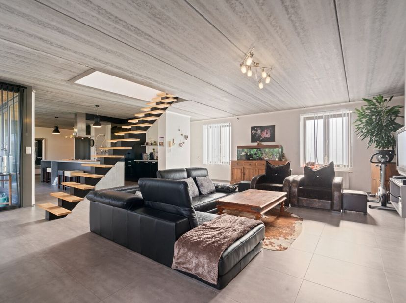 Vlakbij het centrum van Ninove vindt u dit zeer ruime duplexappartement met magazijnen.De loft bevindt zich op de eerste en tweede verdieping en heeft