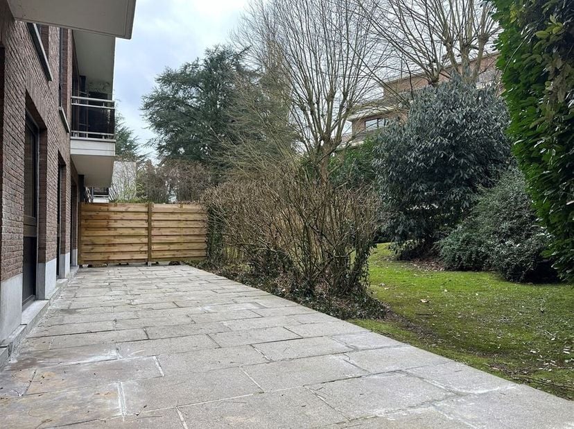 En bordure du Bois de la Cambre et de la forêt de Soignes Très beau REZ DE JARDIN +/- 140 m² en parfait état composé d&#039;un hall d&#039;entrée d&#039;un living +/