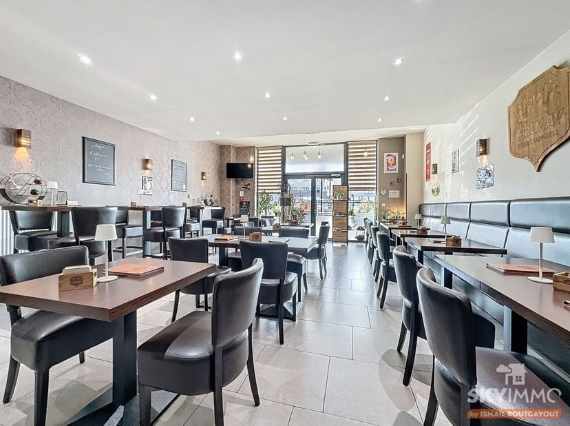 L&#039;agence SKYIMMO vous propose ce potentiel fond de commerce, idéalement située à  Grâce-Hollogne  composée de :&lt;br /&gt;
AU RDC :  Une terrasse de 24 pla