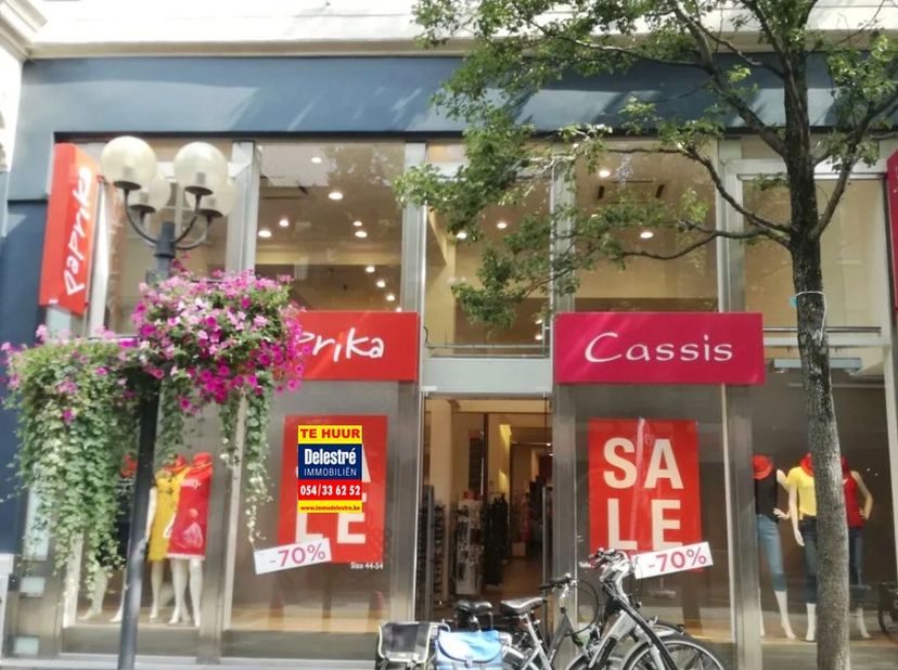 Commercieel gebouw te huur, gelegen in het centrum van Turnhout. &lt;br /&gt;
Dit pand heeft een opp. van 320 m² + kelder 130 m². &lt;br /&gt;
De maandelijkse huu