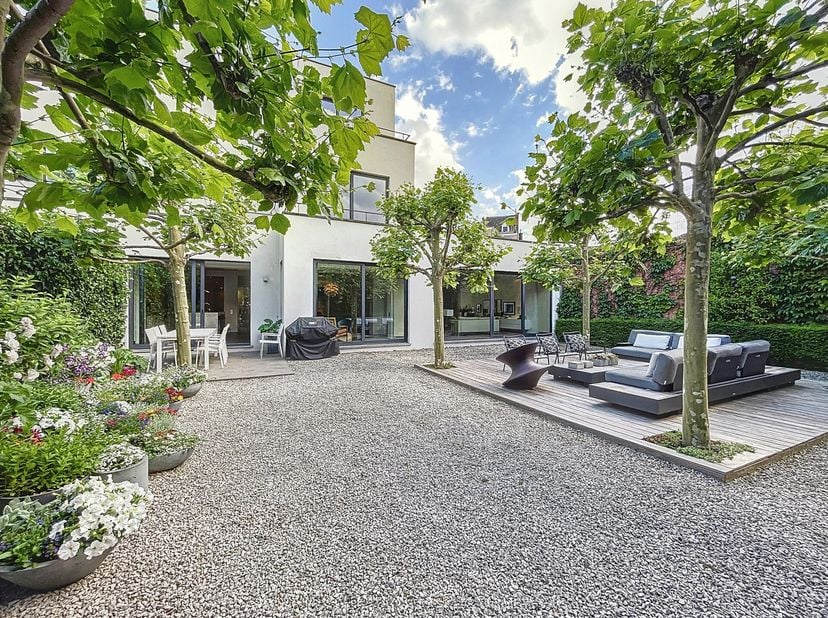 Face au parc Huart Hamoir et au square Riga, située en intérieur dîlot, au rez-de-chaussée dune petite copropriété, superbe loft de ± 240m², avec deux