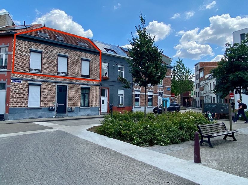 Dit charmante duplex-appartement gelegen langs het Quinten Metsysplein, bevindt zich op de 1e verdieping van een kleinschalig gebouw en is toegankelij