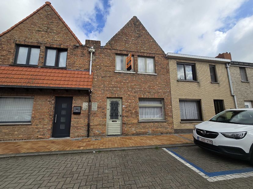 Deze op te knappen rijwoning met potentieel is rustig gelegen te Nieuwpoort-stad, nabij de grote markt en het openbaar vervoer.&lt;br /&gt;
Indeling: inkom,