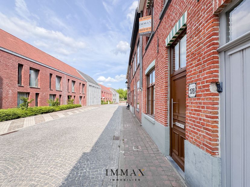 Op een rustige locatie in het historische centrum van Brugge, vlak bij de idyllische Potterierei, vindt u deze volledig gerenoveerde en energiezuinige