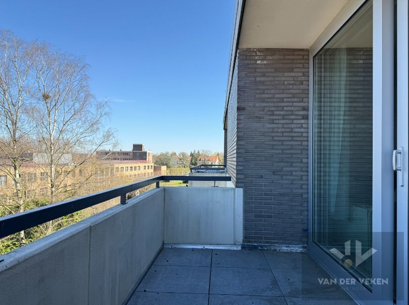 Dit appartement is onmiddelijk beschikbaar!&lt;br /&gt;
Vaste kosten: € 50,00 per maand&lt;br /&gt;
&lt;br /&gt;
Dit charmante appartement op de 3de verdieping biedt je
