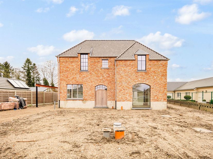 EEN BIJZONDERE WONING OP EEN KNAP PERCEEL VAN 10A 25CA. DEZE NIEUWE EN VOLLEDIG AFGEWERKTE VILLA OP EEN RESIDENTIELE LOCATIE BESCHIKT OP DE GELIJKVLOE
