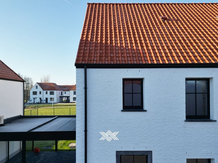 Deze halfopen nieuwbouw woning met 3 slaapkamers en een bewoonbare oppervlakte van 177 m² is gelegen op een perceel van 419,51 m² in de nieuwe verkave